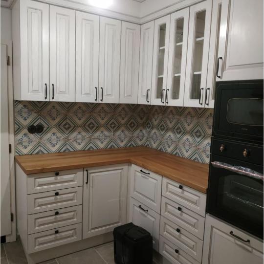 tolgy feher konyhabutor egyedi meretre konyhabutor gyartas klasszikus mediterran rusztiksu vintage stilusban budapest lakberendezesi bolt.jpg